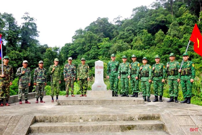 Bộ đội Biên phòng Hà Tĩnh và Bộ CHQS tỉnh Khăm Muồn cùng nhau bảo vệ biên giới hoà bình, phát triển.