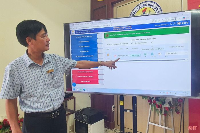 Để xây dựng được “Hệ sinh thái điều hành giáo dục số – quản trị thông minh”, thầy giáo Đặng Hữu Tường - Hiệu trưởng Trường THCS Lộc Hà đã nghiên cứu từ hơn 1 năm trước.