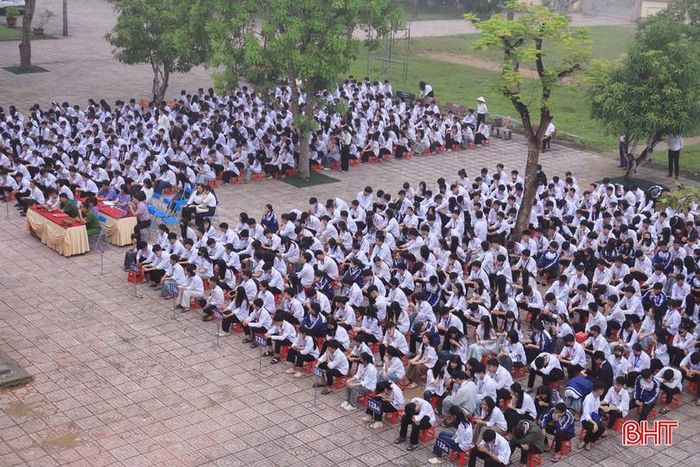 Hơn 600 học sinh tham gia buổi tuyên truyền, giáo dục kỹ năng về PCCC do Trung tâm GDNN - GDTX Hương Khê và Đội CC&CNCH khu vực Hương Khê phối hợp tổ chức (ngày 21/9/2026).