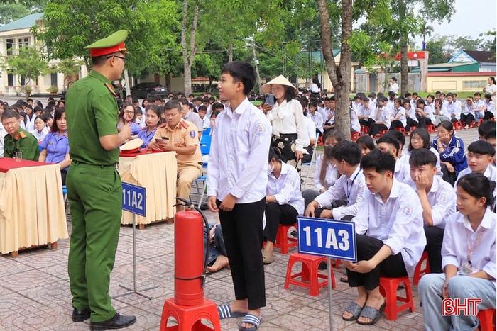 Lực lượng Cảnh sát PCCC&CNCH tuyên truyền về các kỹ năng xử lý tình huống khi xảy ra sự cố cháy nổ và kỹ năng thoát nạn an toàn cho học sinh Trung tâm GDNN - GDTX Hương Khê.