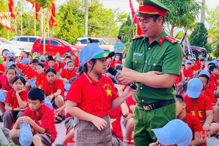 Tại các buổi tuyên truyền, các em học sinh Trường Tiểu học Quang Trung được các chiến sĩ công an giải đáp những thắc mắc liên quan đến kỹ năng cần thiết để xử lý khi phát hiện đám cháy xảy ra.