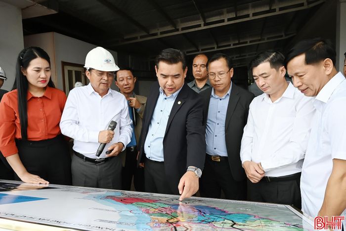 Đồng chí Xay Xạ Nạ - Khôt Phu Thon - Bí thư Tỉnh ủy tỉnh Khăm Muồn đánh giá cao hoạt động của Công ty CP Cảng quốc tế Lào - Việt, góp phần vào phát triển của tỉnh Khăm Muồn nói riêng và nước CHDCND Lào nói chung.