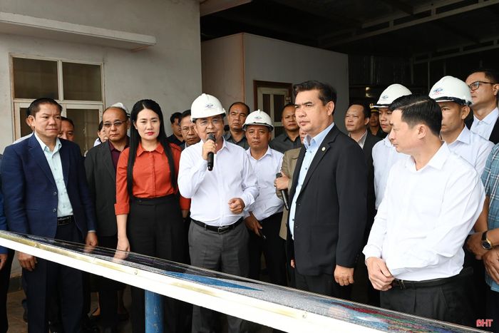 Đoàn đến tham quan và nghe giới thiệu về quy mô, kết quả hoạt động sản xuất, kinh doanh của Công ty CP Cảng quốc tế Lào - Việt.
