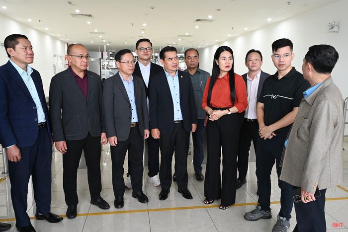 Đoàn đến thăm Nhà máy sản xuất ô tô điện VinFast Hà Tĩnh.