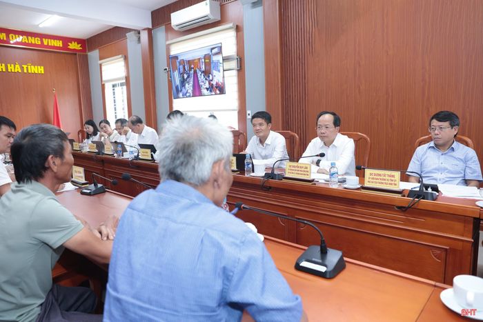 Đồng chí Nguyễn Duy Lâm - Ủy viên Trung ương Đảng, Bí thư Tỉnh ủy, Trưởng đoàn ĐBQH tỉnh và lãnh đạo tỉnh lắng nghe kiến nghị của công dân.