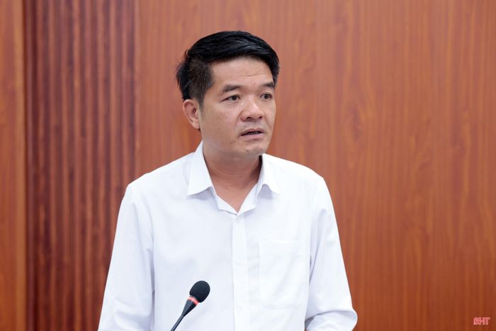 Đồng chí Trần Nhật Tân - Ủy viên BTV Tỉnh ủy, Trưởng ban Nội chính Tỉnh ủy trao đổi tại phiên tiếp công dân.