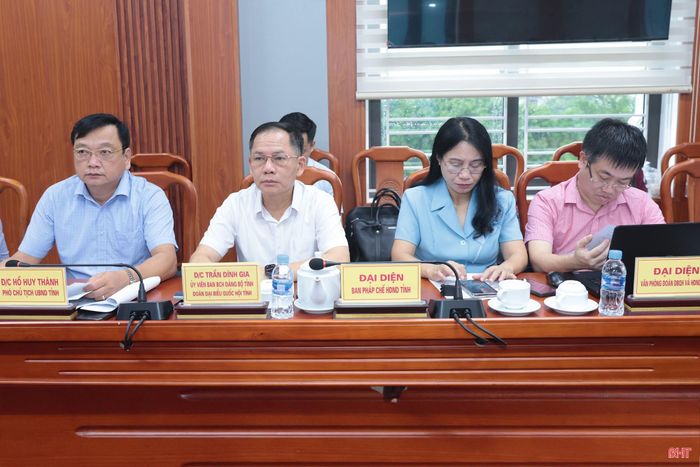 Đồng chí Hồ Huy Thành - Phó Chủ tịch UBND tỉnh; đồng chí Trần Đình Gia - Phó Trưởng đoàn chuyên trách Đoàn ĐBQH tỉnh cùng các đại biểu tham dự phiên tiếp công dân.