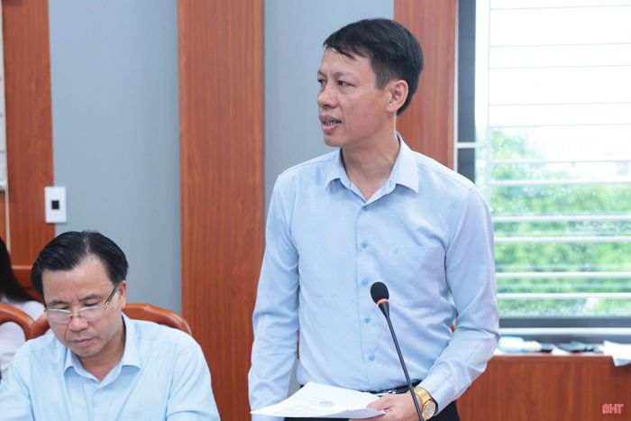 Ông Lê Quốc Hùng - Phó Giám đốc Văn phòng Đăng ký đất đai tỉnh báo cáo một số nội dung được giao giải quyết.
