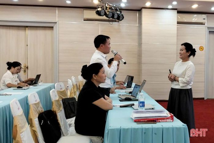 Cán bộ, giáo viên trao đổi với giảng viên về nội dung lồng ghép giáo dục phòng, chống tác hại của thuốc lá.