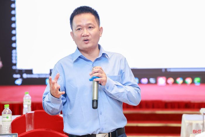 Ông Trần Huy Giáp, Giám đốc Công ty TNHH phần mềm Phi Long (Hà Tĩnh) - trình bày các chuyên đề tại buổi tập huấn.