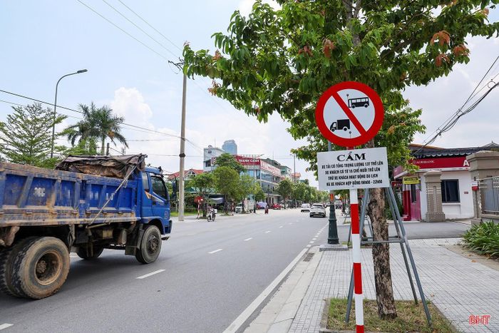 Tuyến đường đã được lắp đặt biển cấm xe tải có trọng lượng trên 13 tấn lưu thông.