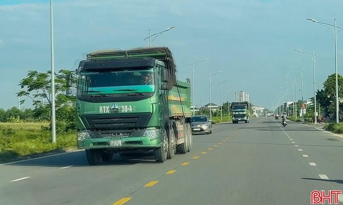 Có những thời điểm xe tải nặng nối đuôi nhau chạy liên tục trên tuyến đường Lê Duẩn.