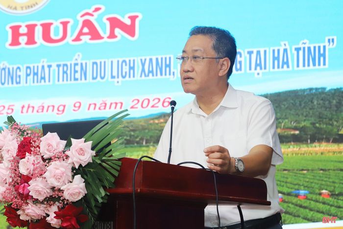 Ông Hoàng Hoa Quân - Phó Trưởng phòng Lữ hành, Cục Du lịch Quốc gia Việt Nam truyền đạt các chuyên đề tại buổi tập huấn.