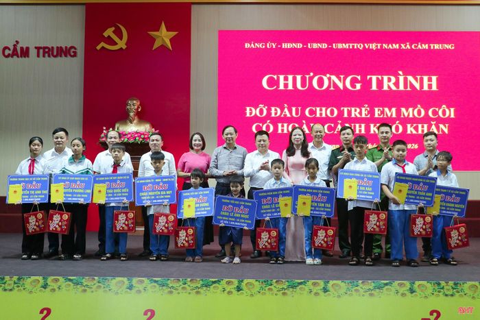 Qua kết nối của xã Cẩm Trung, có 11 trẻ mồ côi trên địa bàn được nhận đỡ đầu dịp này.