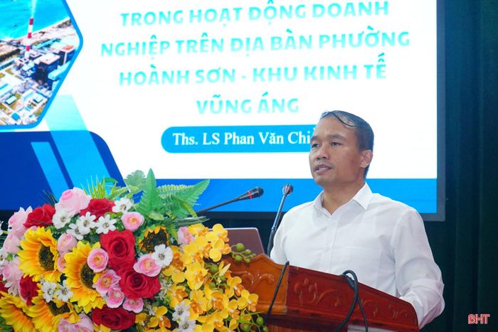 Luật sư Phan Văn Chiều - Tổng Thư ký Hội Doanh nhân trẻ Hà Tĩnh, Giám đốc Công ty Luật TNHH Hà Châu trình bày chuyên đề về chủ động nhận diện và quản trị rủi ro pháp lý trong hoạt động doanh nghiệp.