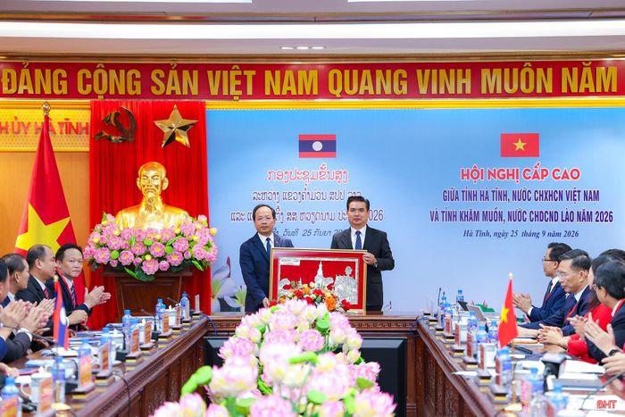 Bí thư Tỉnh ủy Khăm Muồn Xaysana Khotphouthone trao tặng tranh lưu niệm cho Bí thư Tỉnh ủy Hà Tĩnh Nguyễn Duy Lâm.