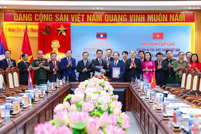 Bí thư Tỉnh ủy Hà Tĩnh Nguyễn Duy Lâm và Bí thư Tỉnh ủy tỉnh Khăm Muồn - Xaysana Khotphouthone trao Biên bản hội nghị cấp cao Hà Tĩnh - Khăm Muồn năm 2026.