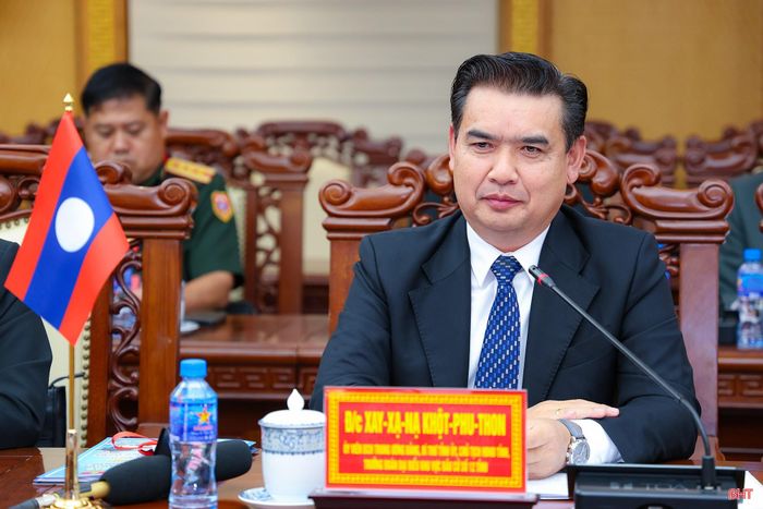 Đồng chí Xaysana Khotphouthone – Ủy viên BCH Trung ương Đảng Nhân dân Cách mạng Lào, Bí thư Tỉnh ủy, Chủ tịch HĐND tỉnh Khăm Muồn, Trưởng đoàn Đại biểu Quốc hội khu vực bầu cử số 12 phát biểu tại hội nghị.