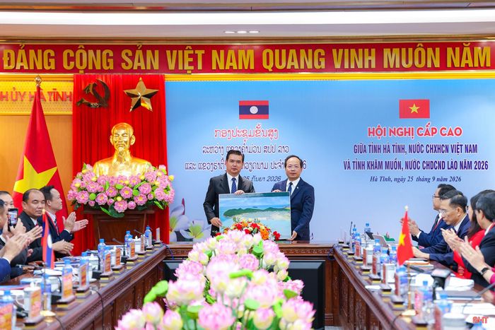 Bí thư Tỉnh ủy Hà Tĩnh Nguyễn Duy Lâm trao tặng tranh lưu niệm cho Bí thư Tỉnh ủy Khăm Muồn Xaysana Khotphouthone.