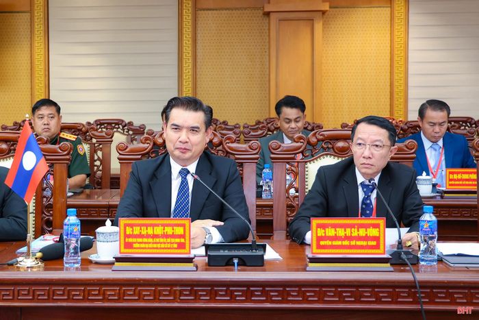 Đồng chí Xaysana Khotphouthone – Ủy viên BCH Trung ương Đảng Nhân dân Cách mạng Lào, Bí thư Tỉnh ủy, Chủ tịch HĐND tỉnh Khăm Muồn, Trưởng đoàn Đại biểu Quốc hội khu vực bầu cử số 12 và đại biểu dự hội nghị.