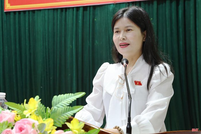 Đại biểu Bùi Thị Quỳnh Thơ - Phó Chủ nhiệm Ủy ban Công tác đại biểu của Quốc hội tiếp thu các kiến nghị.