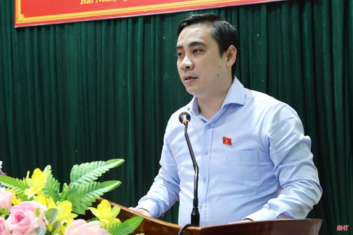 Đại biểu Quốc hội Lê Thành Đông thông tin đến cử tri về dự kiến nội dung, chương trình Kỳ họp thứ 2 và kết quả hoạt động của Đoàn ĐBQH tỉnh.