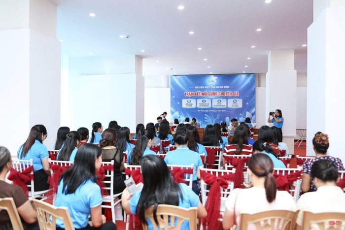 Cũng là một trong những hoạt động thu hút sự quan tâm của đông đảo chị em là “Trạm kết nối cùng chuyên gia”.