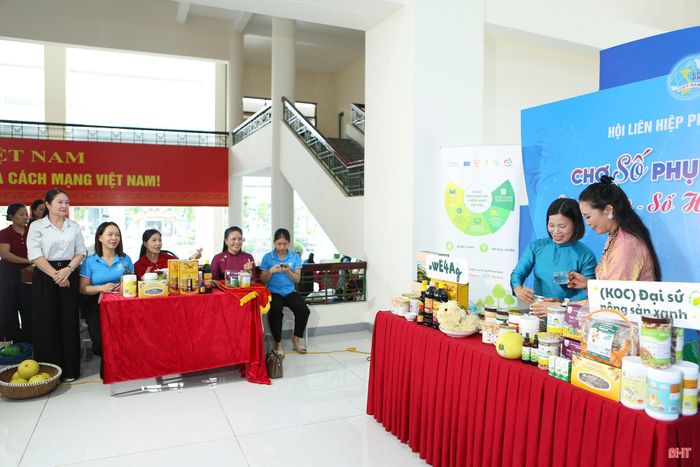 Qua đó, khẳng định bản lĩnh sáng tạo của người phụ nữ quê hương núi Hồng, sông La trong bối cảnh mới: thích ứng với sự chuyển động của thời đại công nghệ số để vươn lên làm chủ cuộc sống.