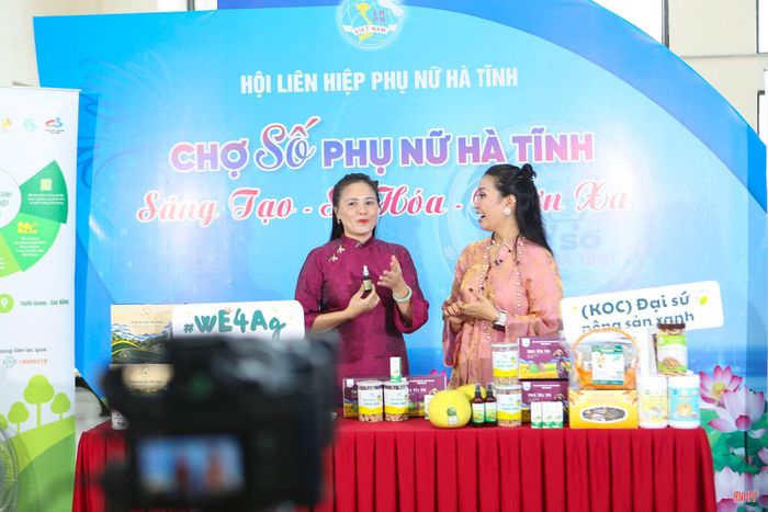 Những phụ nữ Hà Tĩnh gắn bó với ruộng đồng đã tự tin giới thiệu những sản phẩm từ nông sản quê hương, do chính bàn tay mình sáng tạo để giới thiệu đến khách hàng khắp mọi miền.