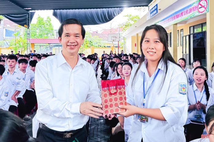Nhiều phần quà đã được trao cho các em tham gia trả lời các câu hỏi tình huống về tác hại của thuốc lá điện tử và thuốc lá nung nóng