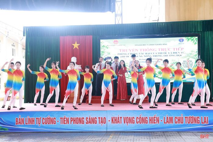 Cùng với truyền đạt của các chuyên gia, chương trình truyền thông còn được lồng ghép vào các tiết mục văn nghệ.