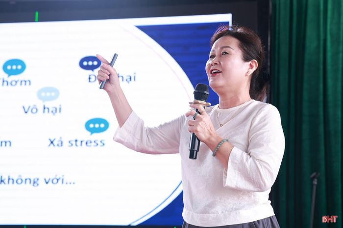 TS. Dương Thị Thúy Nga, Khoa Lý luận Chính trị - Giáo dục công dân, Trường Đại học Sư phạm Hà Nội hướng dẫn cách nhận biết và thực hiện các biện pháp phòng chống tác hại của thuốc lá mới trong các cơ sở giáo dục.