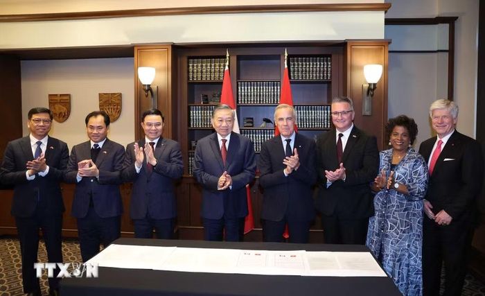 Tổng Bí thư, Chủ tịch nước Tô Lâm và Thủ tướng Canada Mark Carney chứng kiến các văn kiện hợp tác giữa 2 nước đã được ký kết. (Ảnh: Thống Nhất/TTXVN)