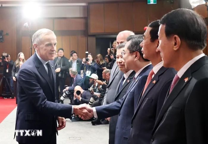 Thủ tướng Canada Mark Carney với các thành viên Đoàn đại biểu cấp cao Việt Nam. (Ảnh: Thống Nhất/TTXVN)