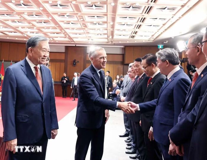 Thủ tướng Canada Mark Carney với các thành viên Đoàn đại biểu cấp cao Việt Nam. (Ảnh: Thống Nhất/TTXVN)