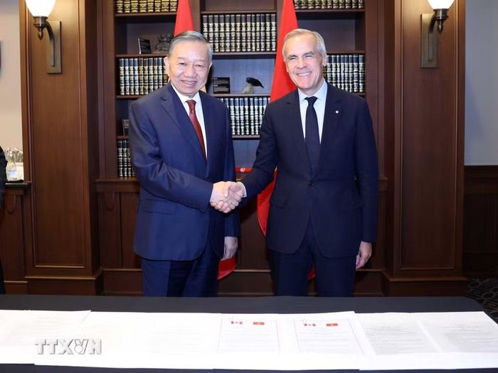 Tổng Bí thư, Chủ tịch nước Tô Lâm và Thủ tướng Canada Mark Carney chụp ảnh chung. (Ảnh: Thống Nhất/TTXVN)