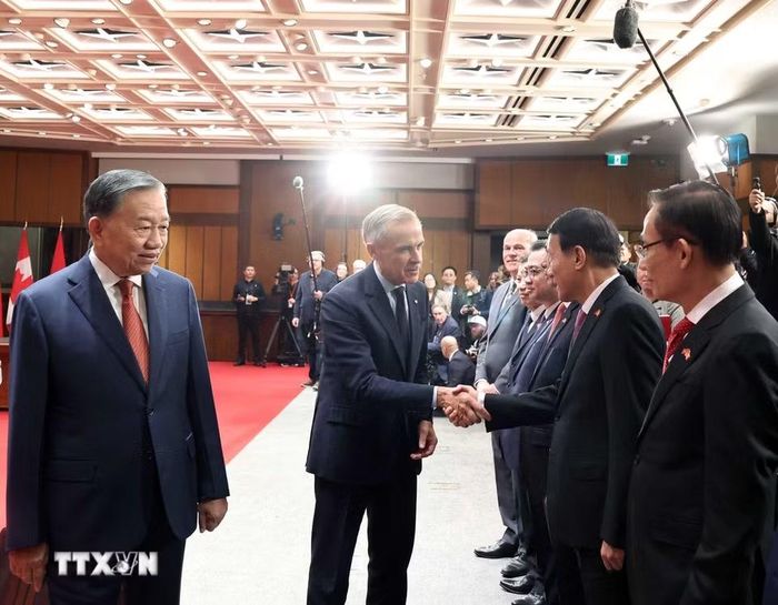 Thủ tướng Canada Mark Carney với các thành viên Đoàn đại biểu cấp cao Việt Nam. (Ảnh: Thống Nhất/TTXVN)