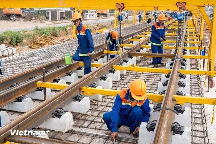 Công nhân khẩn trương thi công tuyến đường sắt nhẹ đầu tiên tại Phú Quốc. (Ảnh: PV/Vietnam+)