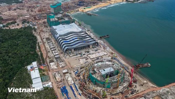 Trung tâm Hội nghị và Triển lãm APEC cũng đang được đồng loạt tăng tốc để về đích nhằm phục vụ Hội nghị APEC. (Ảnh: PV/Vietnam+)