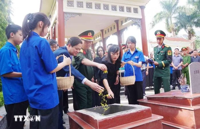 Lễ truy điệu và an táng hài cốt liệt sỹ tại Nghĩa trang xã Yên Châu, tỉnh Sơn La. (Ảnh: TTXVN phát)