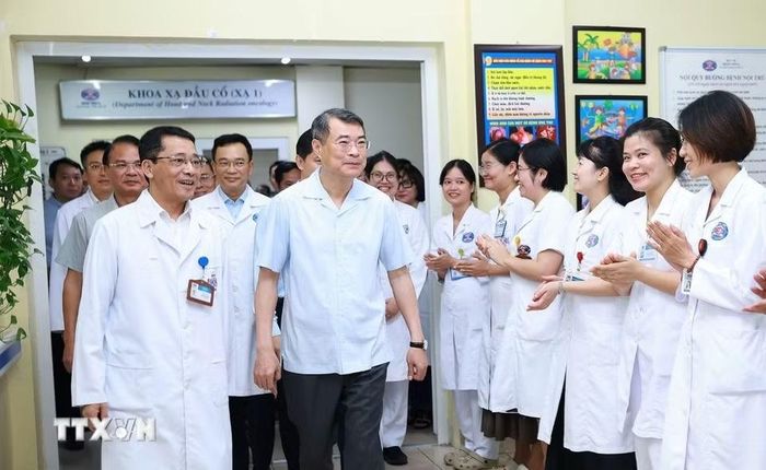 Thủ tướng Lê Minh Hưng đến thăm, tặng quà Trung thu cho bệnh nhân đang điều trị tại Bệnh viện K - cơ sở Tân Triều, phường Thanh Liệt, thành phố Hà Nội. (Ảnh: Dương Giang/TTXVN)