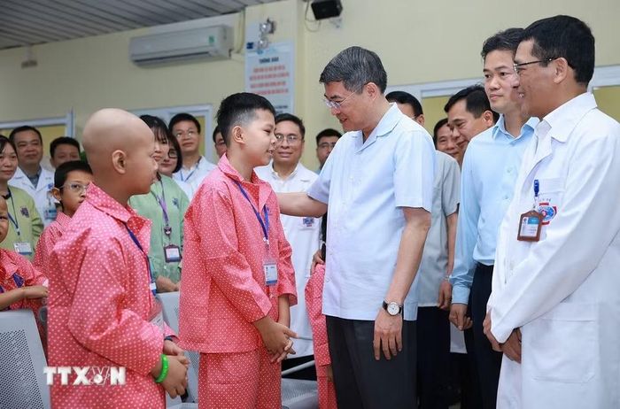 Thủ tướng Lê Minh Hưng thăm hỏi, động viên các bệnh nhi đang điều trị tại Bệnh viện K - cơ sở Tân Triều (phường Thanh Liệt, Hà Nội). (Ảnh: Dương Giang/TTXVN) 