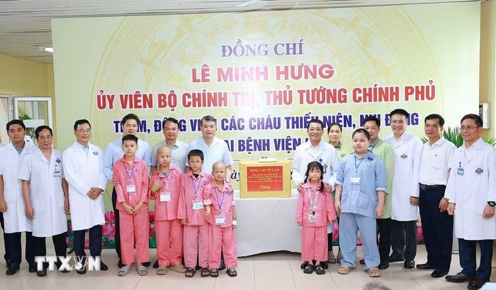 Thủ tướng Lê Minh Hưng trao quà của Tổng Bí thư, Chủ tịch nước Tô Lâm tặng các bệnh nhi đang điều trị tại Bệnh viện K - cơ sở Tân Triều, phường Thanh Liệt, thành phố Hà Nội. (Ảnh: Dương Giang/TTXVN) 