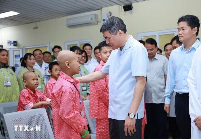 Thủ tướng Lê Minh Hưng thăm hỏi, động viên các bệnh nhi đang điều trị tại Bệnh viện K - cơ sở Tân Triều (phường Thanh Liệt, Hà Nội). (Ảnh: Dương Giang/TTXVN)