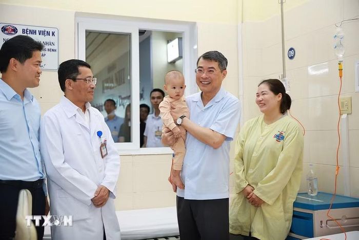 Thủ tướng Lê Minh Hưng thăm bệnh nhi đang điều trị tại Bệnh viện K - cơ sở Tân Triều, phường Thanh Liệt, thành phố Hà Nội. (Ảnh: Dương Giang/TTXVN)