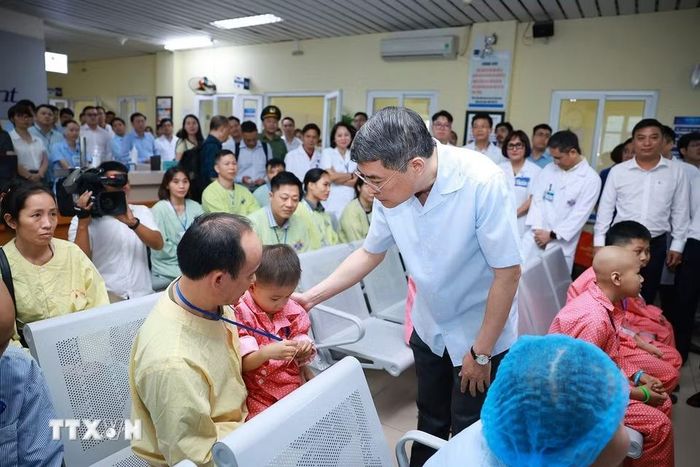 Thủ tướng Lê Minh Hưng thăm hỏi, động viên các bệnh nhi đang điều trị tại Bệnh viện K - cơ sở Tân Triều (phường Thanh Liệt, Hà Nội). (Ảnh: Dương Giang/TTXVN)