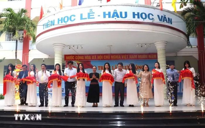 Đại biểu cắt băng khai mạc Triển lãm. (Ảnh: Tường Quân/TTXVN)