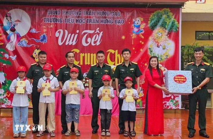 Ban Chỉ huy Quân sự phường Trần Hưng Đạo (Hưng Yên) trao quà nhân dịp Trung Thu 2026 cho trường Tiểu học Trần Hưng Đạo. (Ảnh: Thu Hoài/TTXVN)