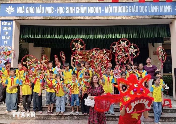 Học sinh trường Tiểu học Nam Đông Hưng (xã Nam Đông Hưng, tỉnh Hưng Yên) vui Tết Trung Thu. (Ảnh: Thu Hoài/TTXVN)