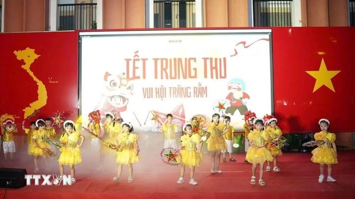 Các hoạt động vui Tết Trung Thu được tổ chức tại trường học nhằm nâng cao nhận thức, trách nhiệm của gia đình và nhà trường đối với công tác bảo vệ, chăm sóc, giáo dục trẻ. (Ảnh: Thu Hoài/TTXVN)